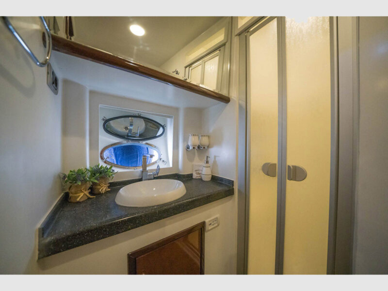 Viva Lola charter yacht interior double cabin bathroom