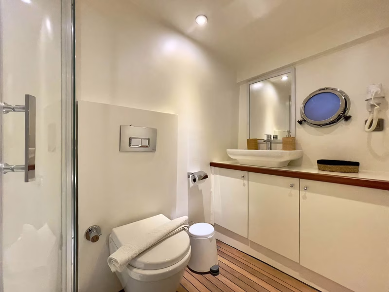Derya Deniz gulet interior double cabin bathroom