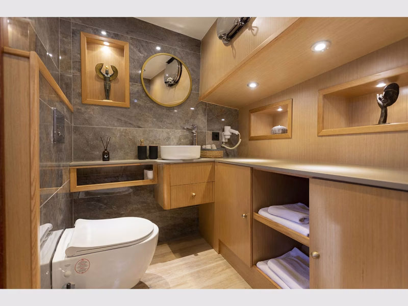 Diva Deniz gulet interior fore master cabin bathroom