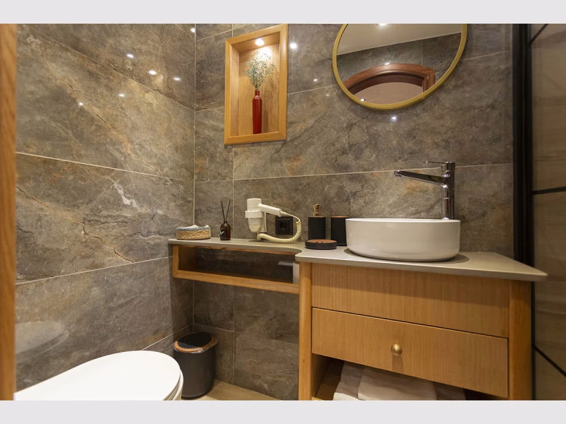 Diva Deniz gulet interior twin cabin bathroom