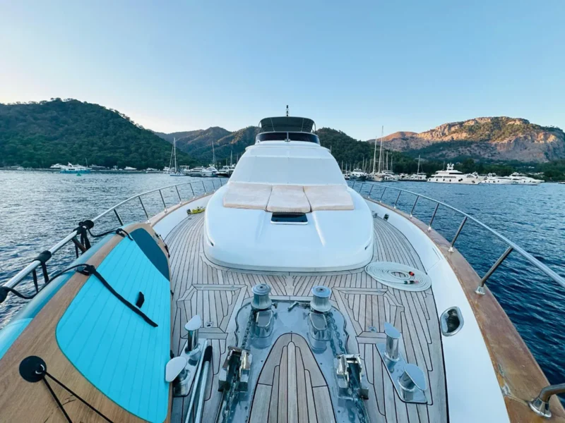 Ser-1 motor yacht outdoor forward deck