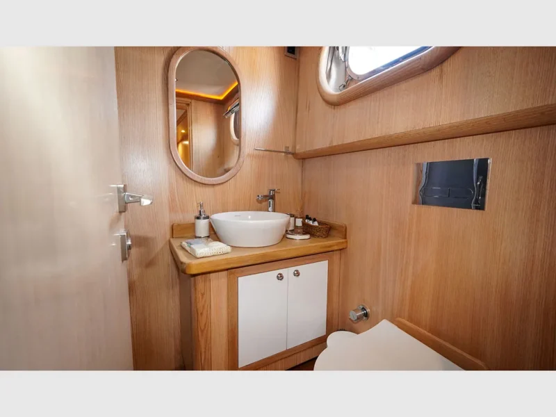 Perla Del Mar gulet interior twin cabin 1 bathroom