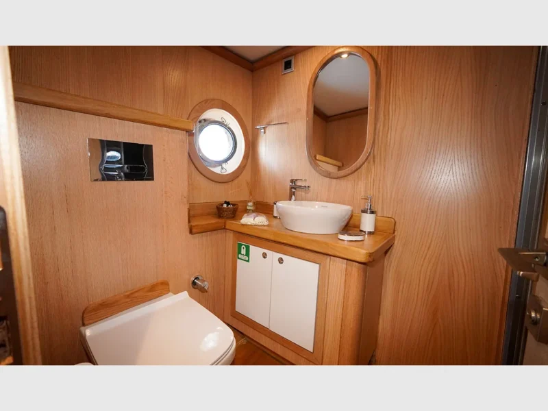 Perla Del Mar gulet interior twin cabin 2 bathroom