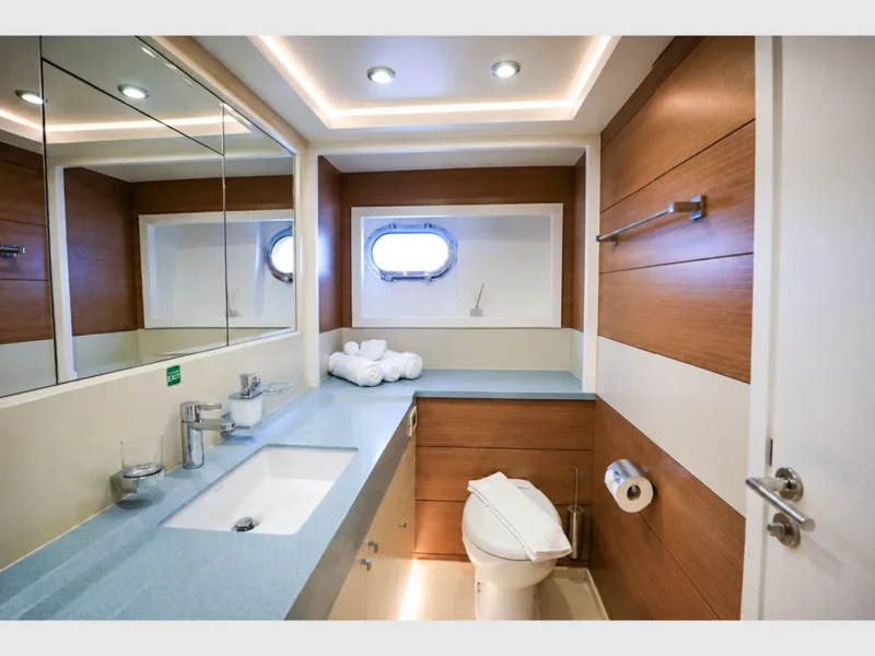 Panfeliss motoryat kiralık lüks yat iç mekan sancak tarafı double kabin banyo