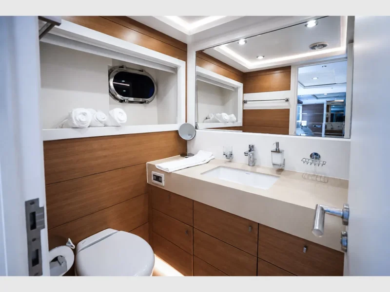 Panfeliss motoryat kiralık lüks yat iç mekan iskele tarafı double kabin banyo