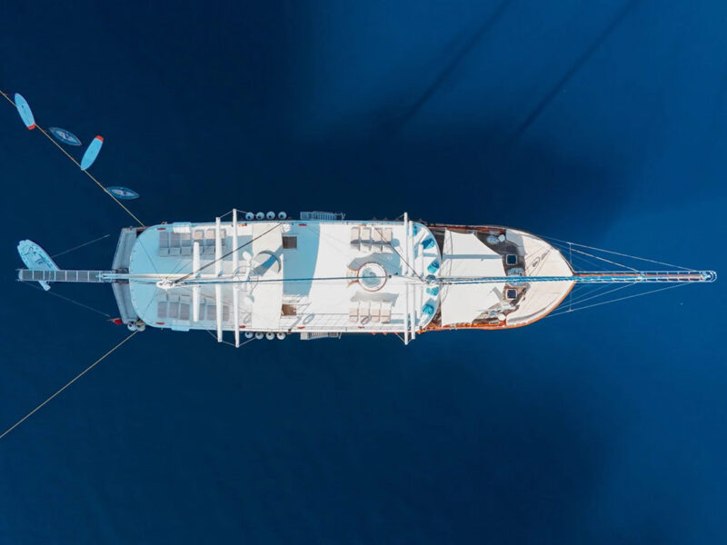 Queen Atlantis gulet dış görüntü tepeden drone çekimi