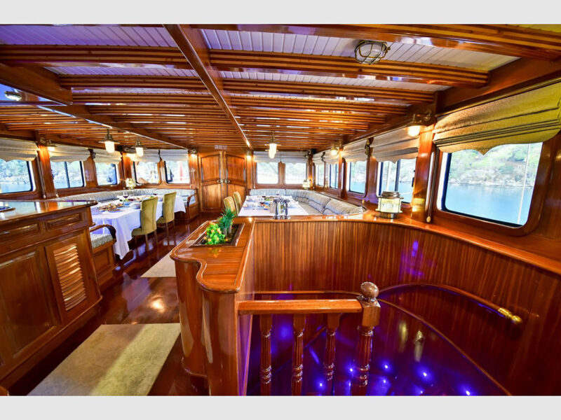 Queen Atlantis gulet iç mekan salon