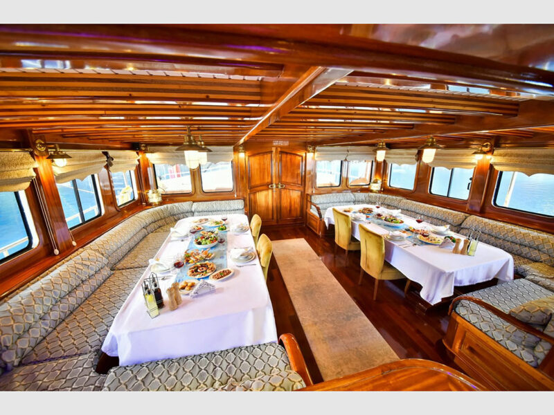 Queen Atlantis gulet iç mekan salon yemek masaları