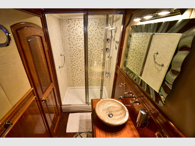 Queen Atlantis gulet iç mekan baş master kabin banyo