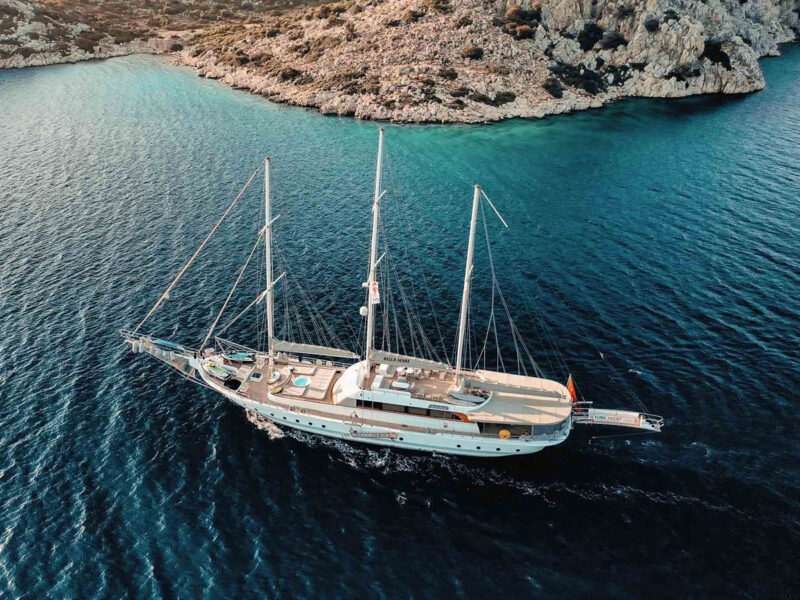 Gulet Bella Mare tepeden drone görüntüsü iskele tarafı
