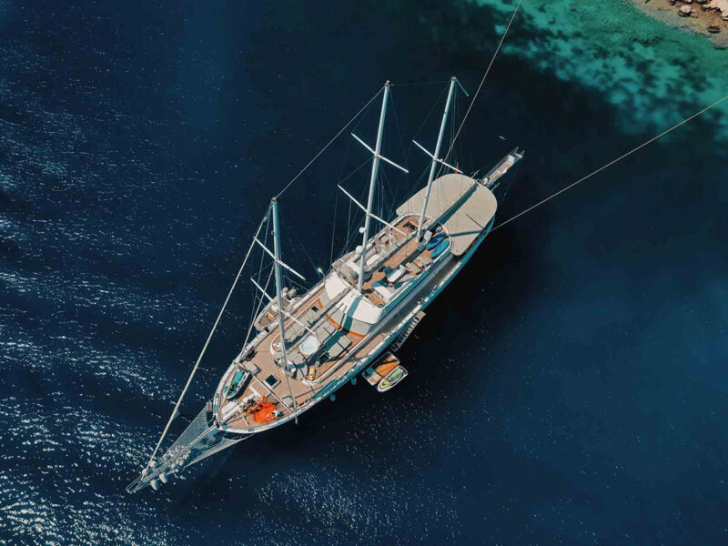 Gulet Bella Mare tepeden drone görüntüsü