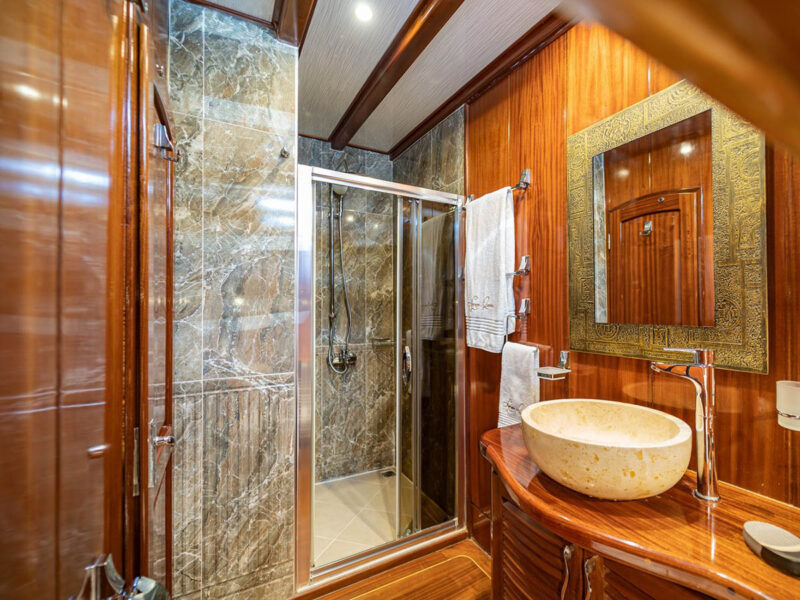 Lycian Queen Gulet iç mekan double kabin banyo