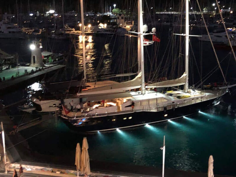 Ubi Bene gece marinada su altı ışıkları açık