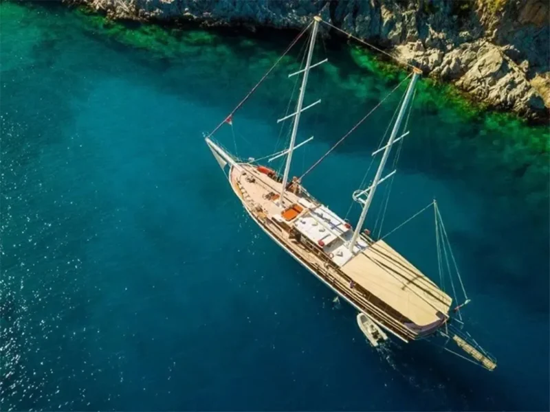 Ada Deniz gulet tepeden drone çekimi