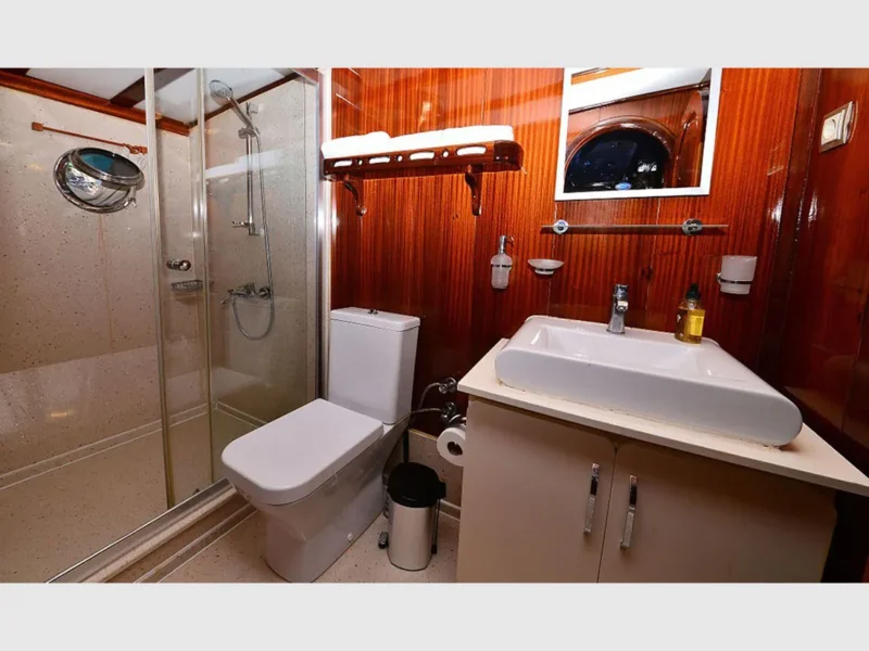 Ada Deniz gulet iç mekan kıç iskele double kabin banyo