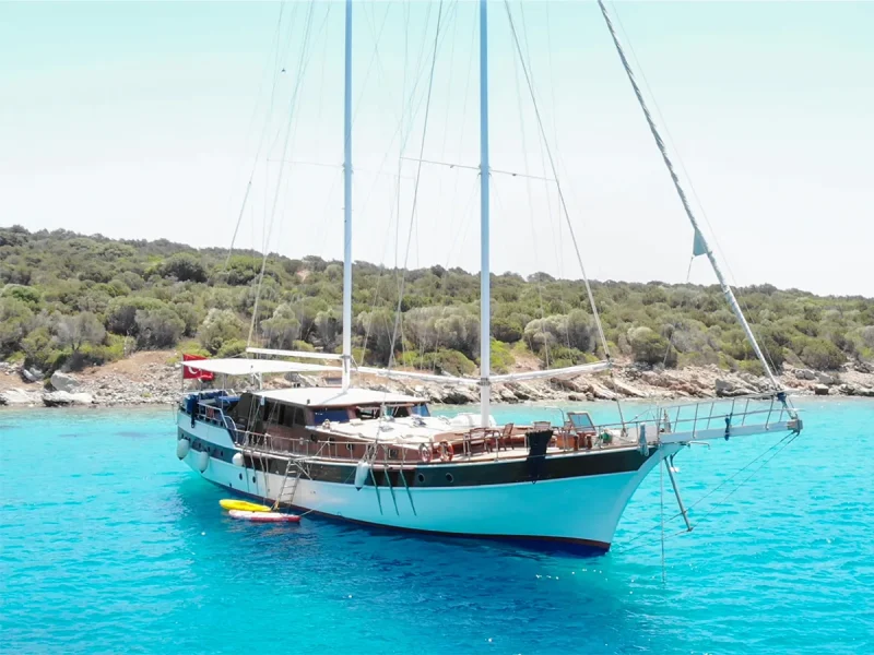 Ametist A gulet Bodrum'da kıçtan kara bağlı, sancak baş iskele taraftan drone çekimi
