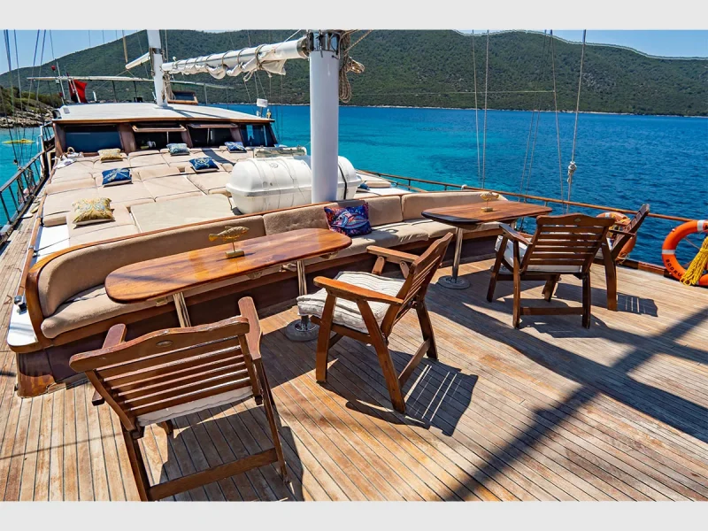 Ametist A gulet dış mekan ön güverte lounge alanı