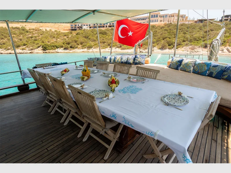 Ametist A gulet dış mekan kıç güverte yemek masası ve minderler