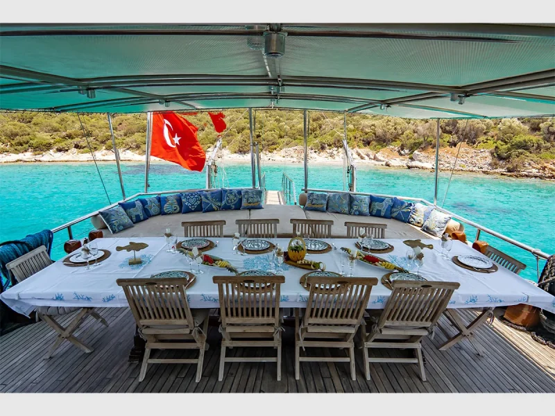 Ametist A gulet dış mekan kıç güverte yemek masası