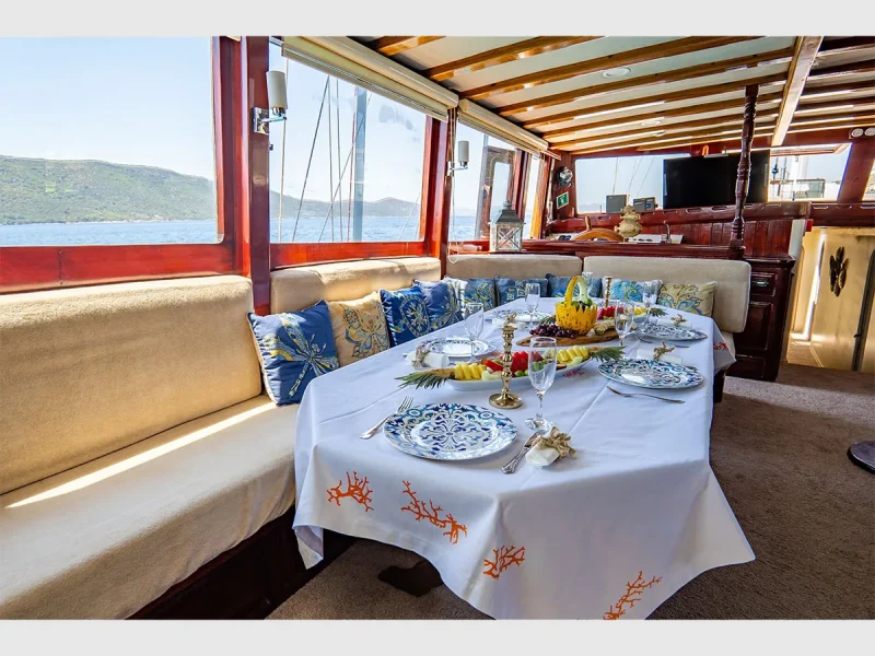 Ametist A gulet iç mekan salon oturma grubu lounge alanı