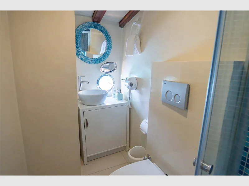 Ametist A gulet iç mekan kıç sancak triple kabin banyo