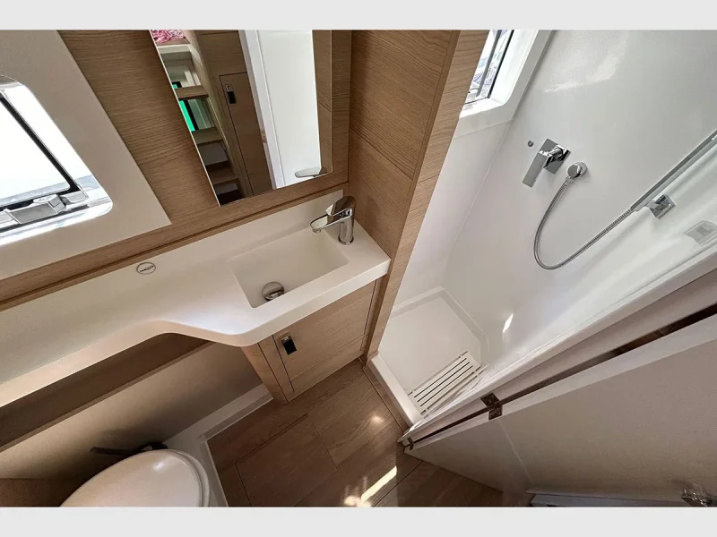 Aventura 37 katamaran iç mekan banyo