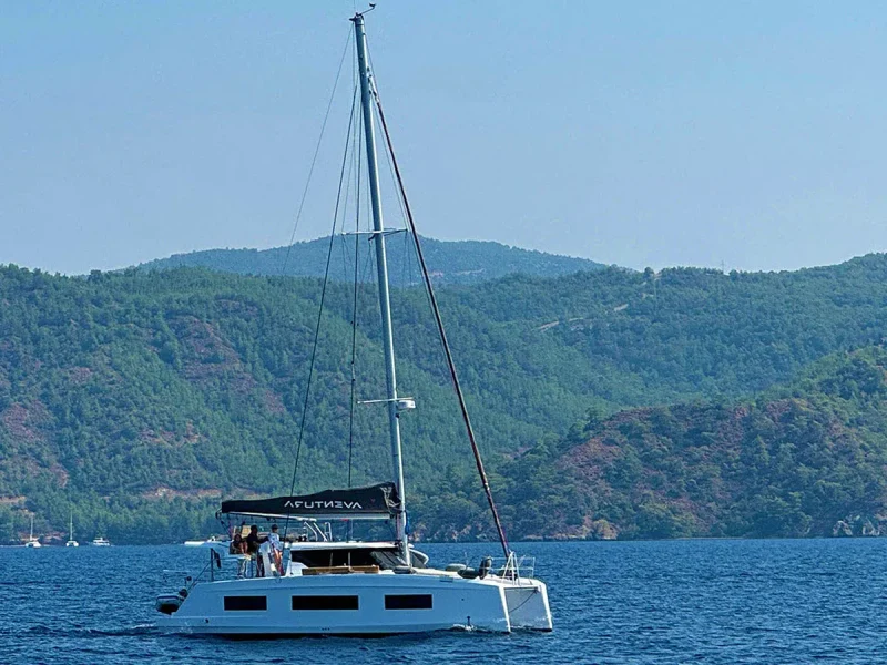 Aventura 37 katamaran motor seyrinde