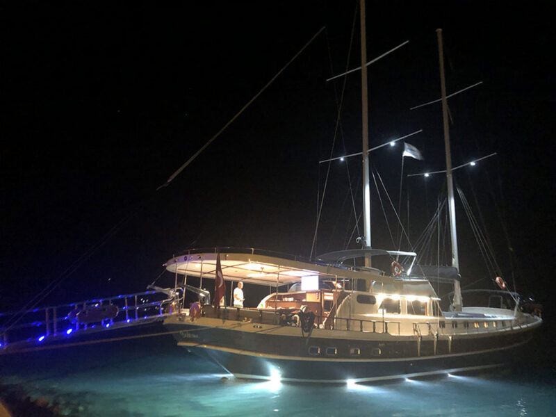 Gulet Bodrum Queen dış görüntü gece kıçtan kara bağlı sualtı ışıkları açık