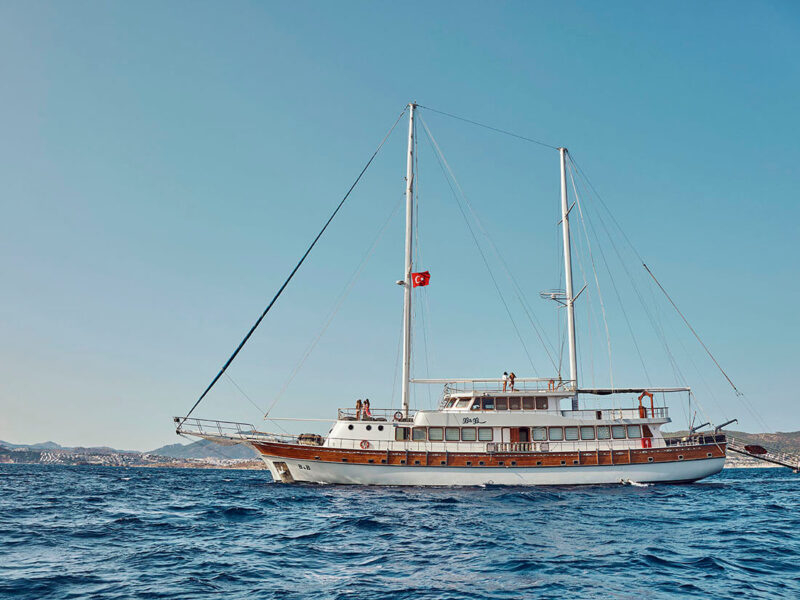 Boreas Gulet seyir halinde iskele tarafından