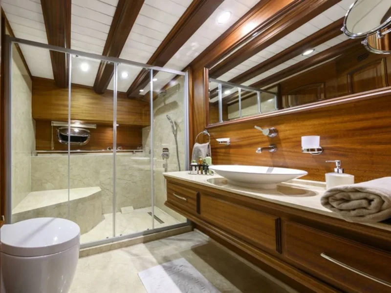 Caner 4 gulet iç mekan baş master kabin banyo