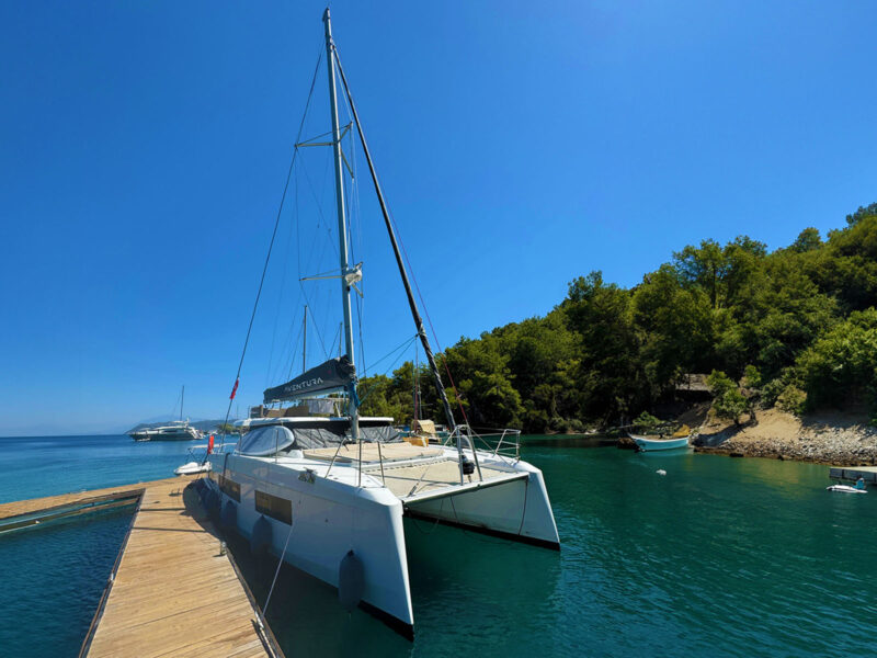 Aventura 37 katamaran iskeleye sancak tarafında bordalamış