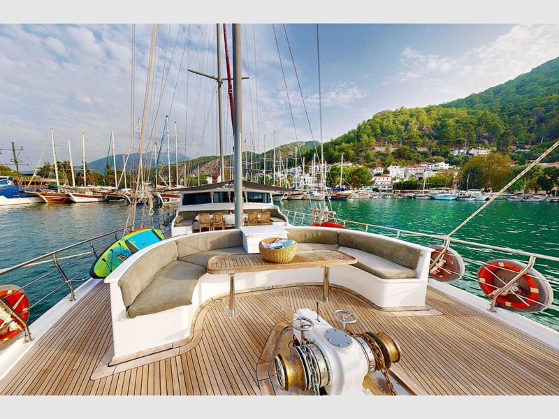 Diamond Lila kiralık gulet dış mekan ön güverte lounge alanı bastondan görüntü