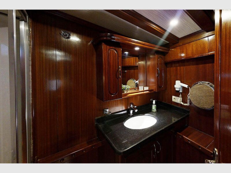 Diamond Lila kiralık gulet iç mekan kıç master kabin banyo