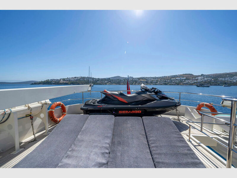 Sanref Falcon 115 dış mekan üst güverte güneşlenme minderleri ve jetski
