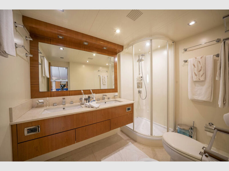 Sanref Falcon 115 iç mekan alt güverte VIP kabin banyo