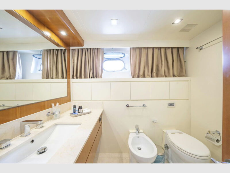 Sanref Falcon 115 iç mekan alt güverte VIP kabin banyo