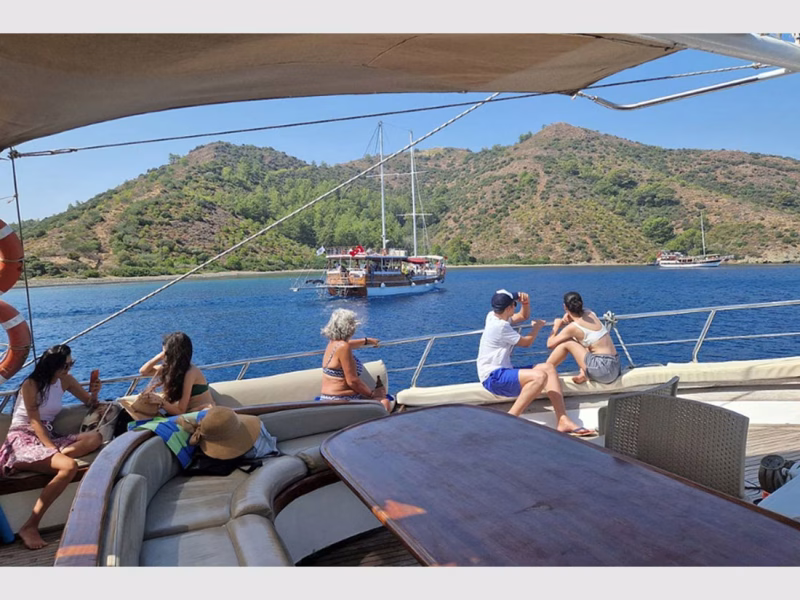 Fethiye 12 Adalar tekne turu ön güverte oturma alanları