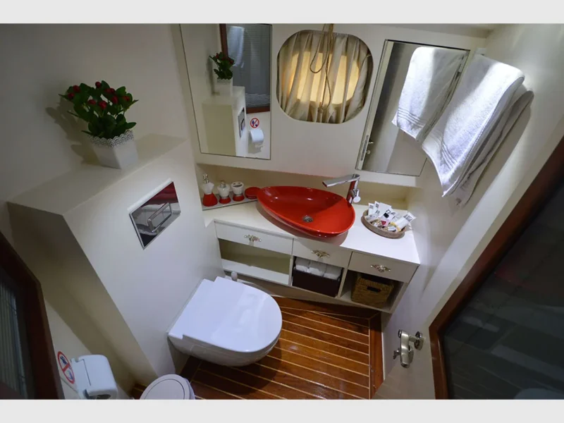 Gül Sultan gulet iç mekan kıç master kabin banyo