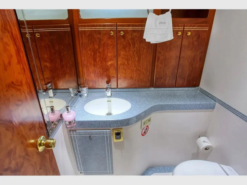 Julem-1 motoryat iç mekan baş VIP kabin banyo