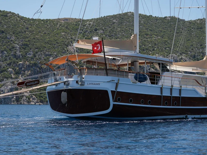 Kocaoğlan-1 gulet kiralık yat sancak kıç omuzluktan dış görüntü