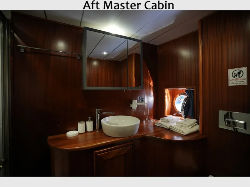 Kocaoğlan-1 gulet iç mekan kıç master kabin banyo, lavabo ve ayna