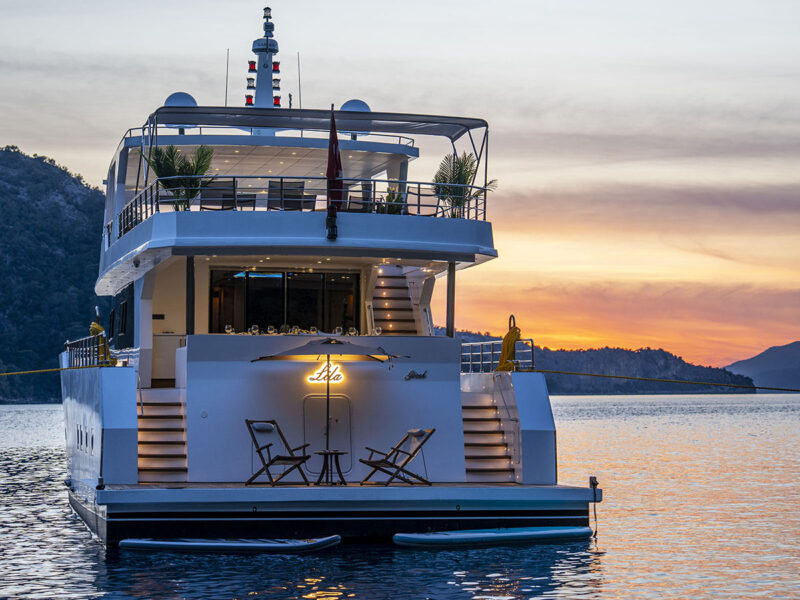 Lila trawler Fethiye kiralık motoryat akşam üstü kıçtan dış görüntü