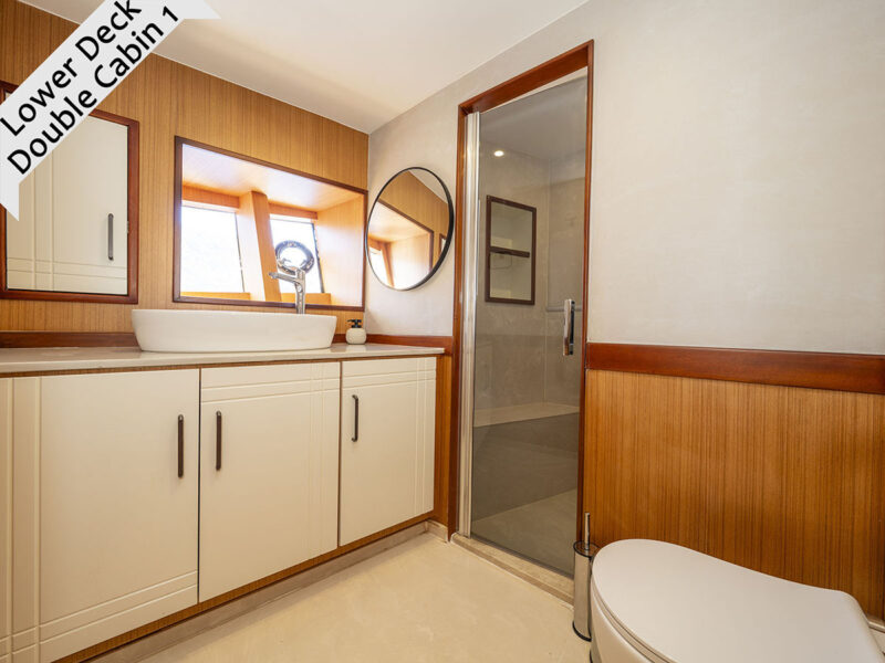 Lila trawler Fethiye kiralık motoryat iç mekan double kabin 1 banyo