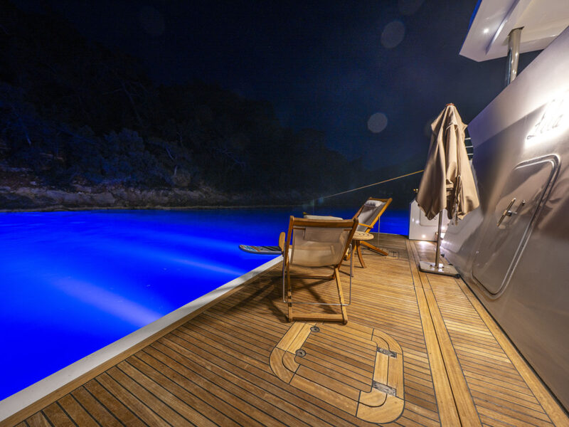 Lila trawler Fethiye kiralık motoryat dış mekan gece arka platform