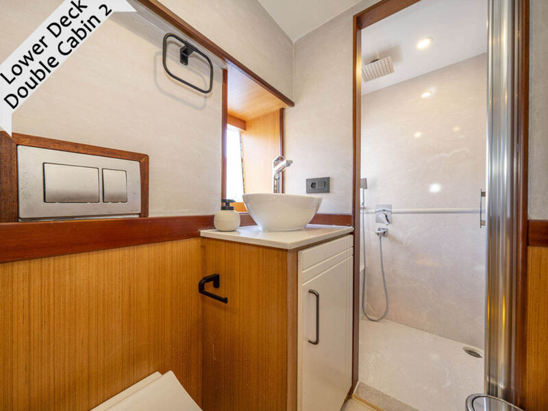 Lila trawler Fethiye kiralık motoryat iç mekan double kabin 2 banyo