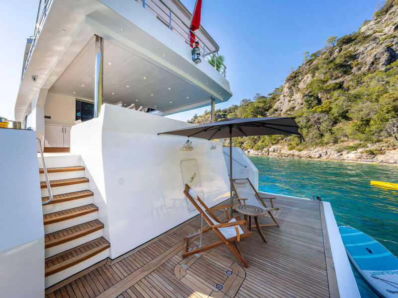 Lila trawler Fethiye kiralık motoryat dış mekan gündüz arka platform