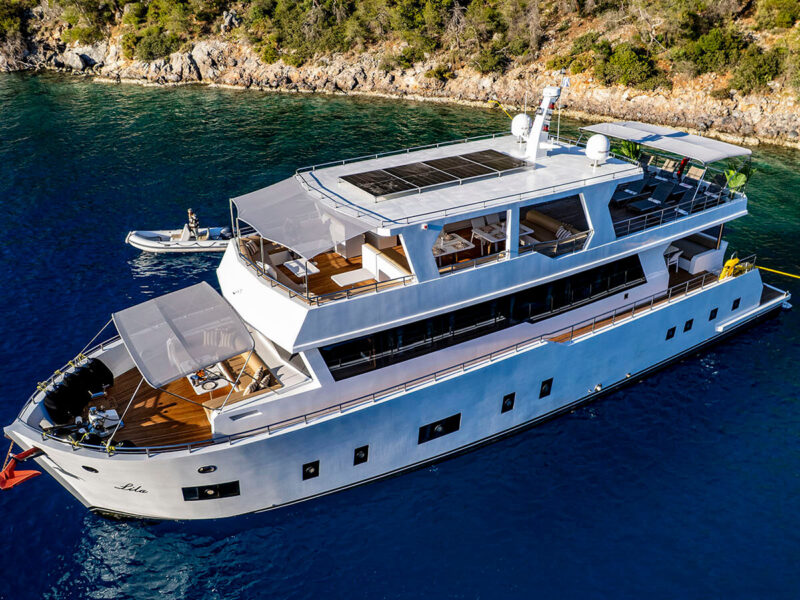 Lila trawler Fethiye kiralık motoryat dış görüntü iskele tarafından drone çekimi