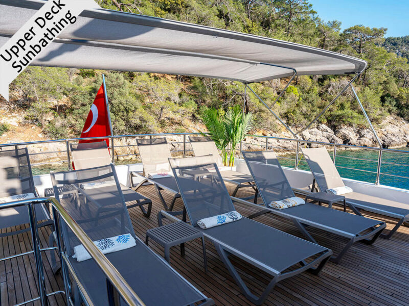 Lila trawler Fethiye kiralık motoryat dış mekan üst güverte şezlonglar