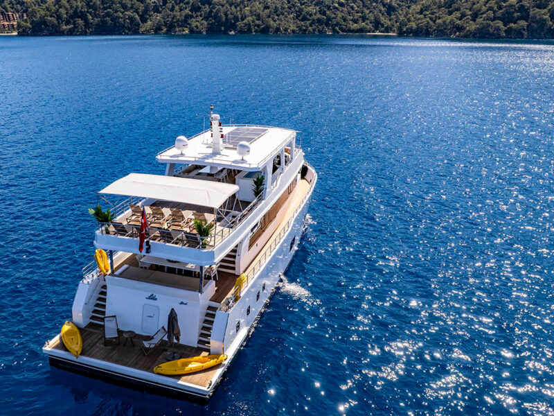 Lila trawler Fethiye kiralık motoryat kıçtan drone çekimi