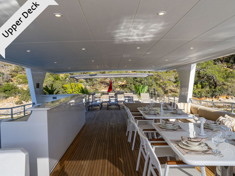 Lila trawler Fethiye kiralık motoryat dış mekan üst güverte yemek masası ve bar